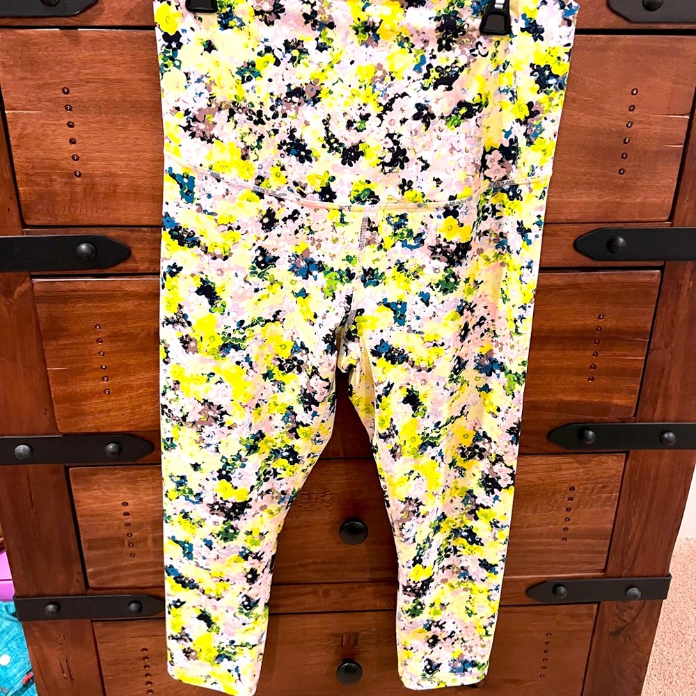 Old Navy - Active Powersoft - Extra Hi-Rise Maternity Capri Leggings - M